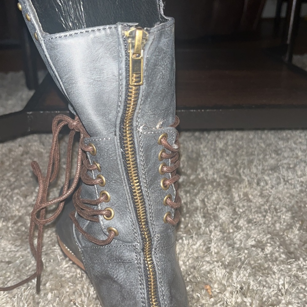 Color: Distressed - Picture 3 of 3